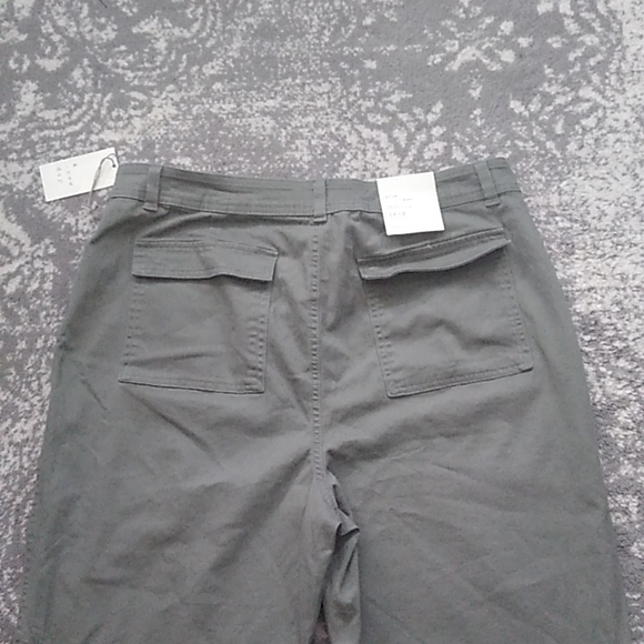 Women's size 16 hunter green cropped pants - Picture 4 of 9